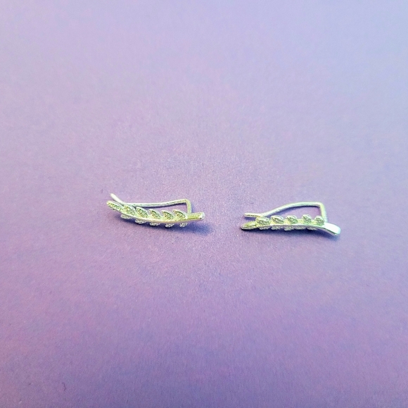 Set of beautiful dainty silver color leaf shaped style climber earrings - Picture 3 of 5